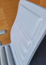 Møteromsstol fra Cappellini, modell Lotus, design: Jasper Morrison, lyseblått skinn, høy rygg, lener, pent brukt