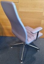 Møteromsstol fra Cappellini, modell Lotus, design: Jasper Morrison, lyst blålilla skinn, høy rygg, lener, pent brukt