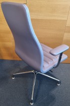 Møteromsstol fra Cappellini, modell Lotus, design: Jasper Morrison, lyst blålilla skinn, høy rygg, lener, pent brukt