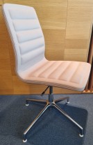 Møteromsstol fra Cappellini, modell Lotus Low, design: Jasper Morrison, beige stoff, pent brukt