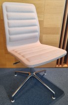 Møteromsstol fra Cappellini, modell Lotus Low, design: Jasper Morrison, beige stoff, pent brukt