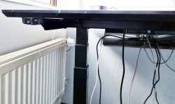 Svenheim skrivebord med elektrisk hevsenk i hvitt / sort, 200x90cm, pent brukt