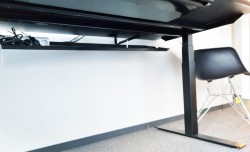 Svenheim skrivebord med elektrisk hevsenk i hvitt / sort, 200x90cm, pent brukt