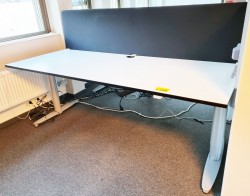 Kinnarps T-serie skrivebord med elektrisk hevsenk i hvitt / sort, 200x80cm, pent brukt