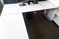 Kinnarps T-serie hjørneskrivebord med elektrisk hevsenk i hvitt / sort, 180x200cm, pent brukt