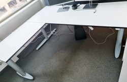 Kinnarps T-serie hjørneskrivebord med elektrisk hevsenk i hvitt / sort, 180x200cm, pent brukt