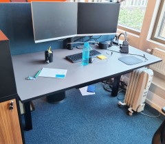 Dobbel hevsenk 160cm skrivebord i grå linoleum, sort understell, Holmris NomonoDuo, pent brukt