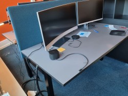 Dobbel hevsenk 160cm skrivebord i grå linoleum, sort understell, Holmris NomonoDuo, pent brukt