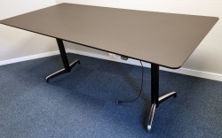 Møtebord / prosjektbord fra Holmris i sort linoleum, modell Genese med elektrisk hevsenk, 200x90cm, pent brukt
