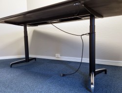 Møtebord / prosjektbord fra Holmris i sort linoleum, modell Genese med elektrisk hevsenk, 200x90cm, pent brukt