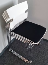 Stablebar møtestol fra Materia, modell Stack i hvitt/sort/krom, pent brukt