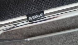 Stablebar møtestol fra Materia, modell Stack i hvitt/sort/krom, pent brukt