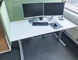 Lekkert skrivebord 160x80cm, elektrisk hevsenk, hvit bordplate / grått understell fra Holmris, pent brukt