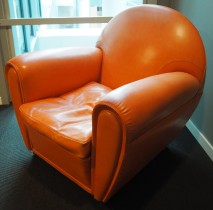 Loungestol / lenestol i ferskenfarget skinn fra Poltrona Frau, modell New Deal, design: Renzo Frau, pent brukt