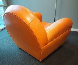 Loungestol / lenestol i ferskenfarget skinn fra Poltrona Frau, modell New Deal, design: Renzo Frau, pent brukt