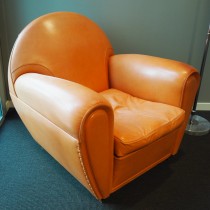 Loungestol / lenestol i ferskenfarget skinn fra Poltrona Frau, modell New Deal, design: Renzo Frau, pent brukt