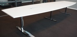 Møtebord i hvitt med understell i krom fra EFG, 420x120cm, kabelluke, passer 14-16 personer, pent brukt