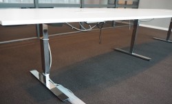 Møtebord i hvitt med understell i krom fra EFG, 420x120cm, kabelluke, passer 14-16 personer, pent brukt