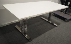 Skrivebord med elektrisk hevsenk i hvitt / krom fra EFG, 160x80cm, pent brukt understell med ny plate