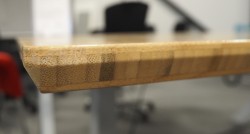 Bordplate til skrivebord i massiv bambus, 180x100cm med magebue, pent brukt