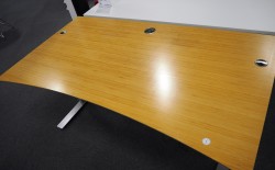 Bordplate til skrivebord i massiv bambus, 180x100cm med magebue, pent brukt