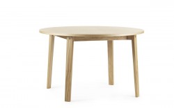 Rundt møtebord / spisebord i eikefiner fra Normann Copenhagen, modell Slice, Ø=120cm, pent brukt