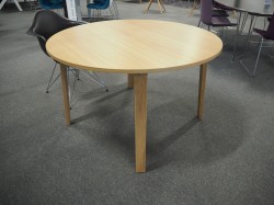 Rundt møtebord / spisebord i eikefiner fra Normann Copenhagen, modell Slice, Ø=120cm, pent brukt