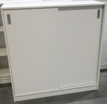 Skap med skyvedører i hvitt fra Sterling, 3 permhøyder, bredde 120cm, høyde 123cm, pent brukt