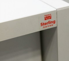 Skap med skyvedører i hvitt fra Sterling, 3 permhøyder, bredde 120cm, høyde 123cm, pent brukt