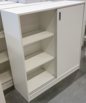 Skap med skyvedører i hvitt fra Sterling, 3 permhøyder, bredde 120cm, høyde 123cm, pent brukt