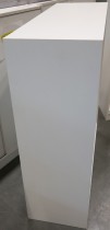 Skap med skyvedører i hvitt fra Sterling, 3 permhøyder, bredde 120cm, høyde 123cm, pent brukt