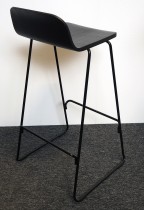 Barstol / barkrakk i sort eik fra Normann Copenhagen, modell Just med rygg, sittehøyde 75cm, pent brukt