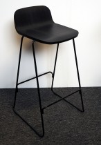Barstol / barkrakk i sort eik fra Normann Copenhagen, modell Just med rygg, sittehøyde 75cm, pent brukt