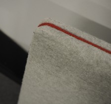 Bordskillevegg i lyst grått stoff med rød detalj fra Glimåkra, 83x50cm, pent brukt