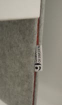 Bordskillevegg i lyst grått stoff med rød detalj fra Glimåkra, 83x50cm, pent brukt