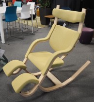 Loungestol / lenestol i gult stoff / ask fra Varier Furniture, modell Gravity, design: Peter Opsvik, pent brukt