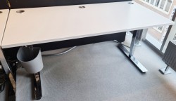 Rektangulært skrivebord 160x80cm fra EFG i lys grå, krom understell T-fot, pent brukt