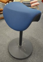 Ergonomisk kontorstol: Varier Motion i mørkt blått stoff / sort base, pent brukt