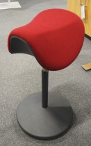 Ergonomisk kontorstol: Varier Motion i rødt stoff / sort base, pent brukt
