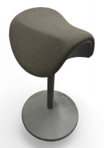 Ergonomisk kontorstol: Varier Motion i mørkt brunmønstret stoff / sort base, pent brukt