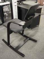 Konferansestol / arbeidsstol i mørkt grått stoff / sort fra Varier Furniture, modell Actulum, design: Peter Opsvik, pent brukt