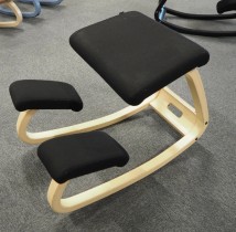 Ergonomisk kontorstol / knestol: Varier (Stokke) Variable Balans i sort stoff / ask, pent brukt