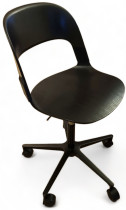 Design-kontorstol fra Fritz Hansen, Pair Chair i sort, design: Benjamin Hubert, pent brukt