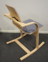 Konferansestol / spisestuestol / arbeidsstol i blått Kvadrat-stoff / ask fra Varier Furniture, modell Actulum, design: Peter Opsvik, pent brukt