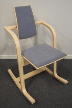 Konferansestol / spisestuestol / arbeidsstol i blått Kvadrat-stoff / ask fra Varier Furniture, modell Actulum, design: Peter Opsvik, pent brukt