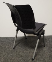 Håg Conventio Wing 9831, stablebar, lettvekts konferansestol i sort / mørkt grått stoff, pent brukt