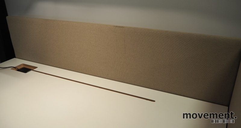 Solgt!Bordskillevegg i lys beige stoff - 1 / 3