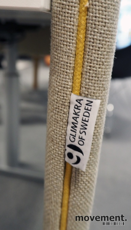 Solgt!Bordskillevegg i lys beige stoff - 2 / 3