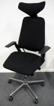 Savo S3 kontorstol i sort stoff med nakkepute og armlene, nytrukket