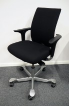 Håg H05 5400 kontorstol i sort, medium rygg med armlener, nytrukket